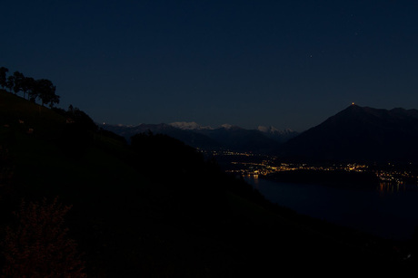 De nacht valt in de Alpen