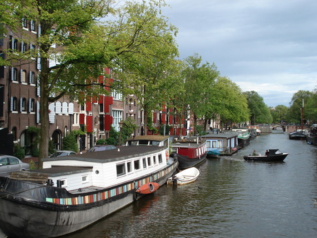 Amsterdam, kijkje over de grachten