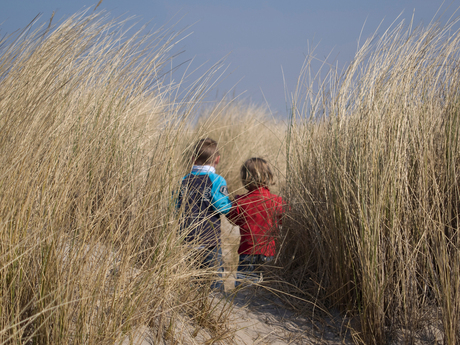 kinderen in de duinen