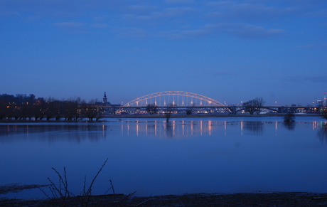 Nijmegen bij avond