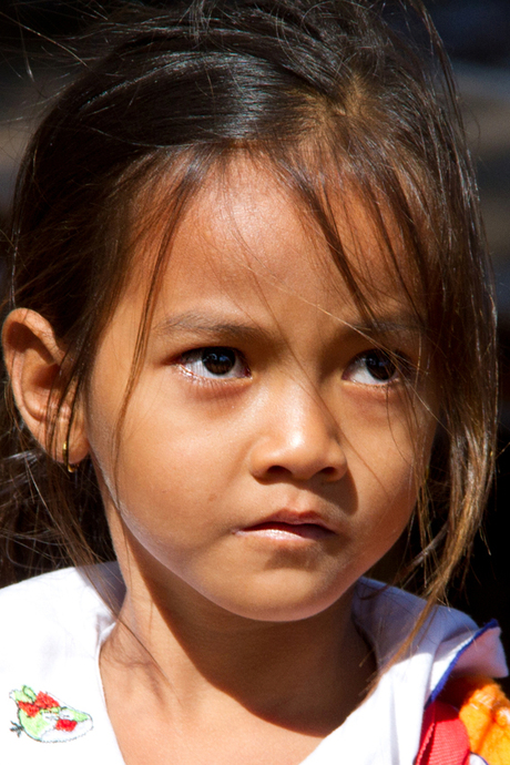 Faces of Cambodja -31- verlegen meisje