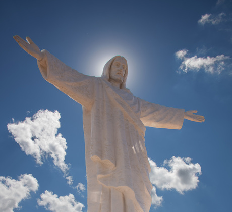Jezusbeeld tegen zon in