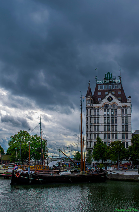 Het witte huis samen met de oude haven, in Rotterdam