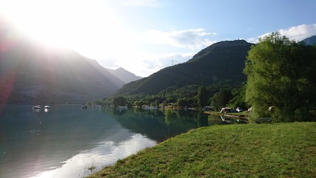 Ochtendzon bij Lac de Serre-Ponçon