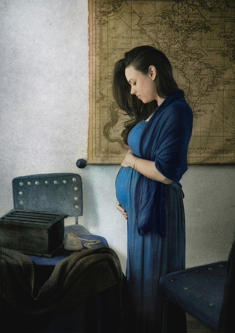 De zwangere vrouw in het blauw.