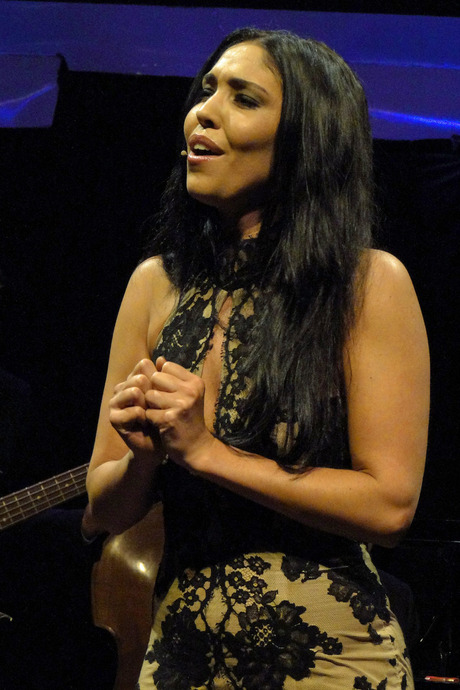 Zangeres Hind optredend tijdens een kerst-concert op 26 december 2011.