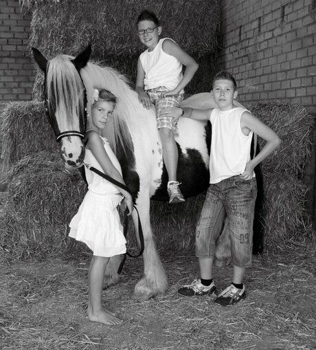 kinderen met paard