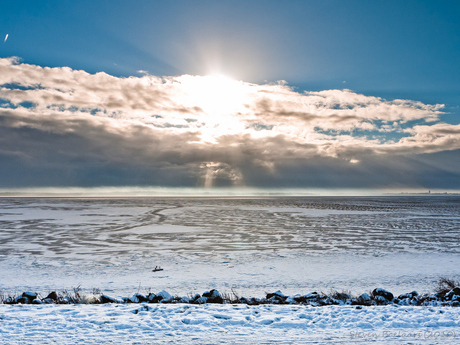 Winterzon boven een bevroren Gooimeer