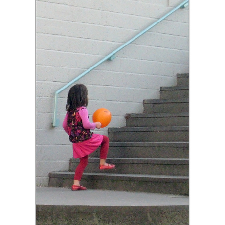 Meisje met oranje ballon