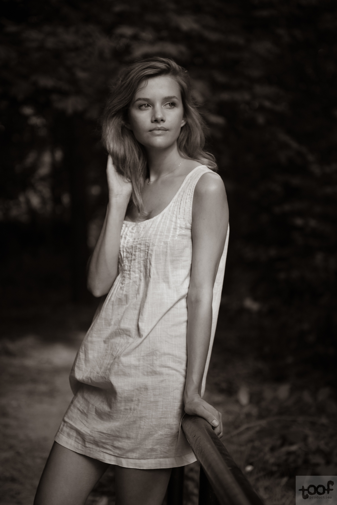 In a monotone forest part II - - - foto door toof op 19-10-2018 - deze foto bevat: vrouw, portret, bos, daglicht, nikon, beauty, zwartwit, emotie, blond, fotoshoot, d750