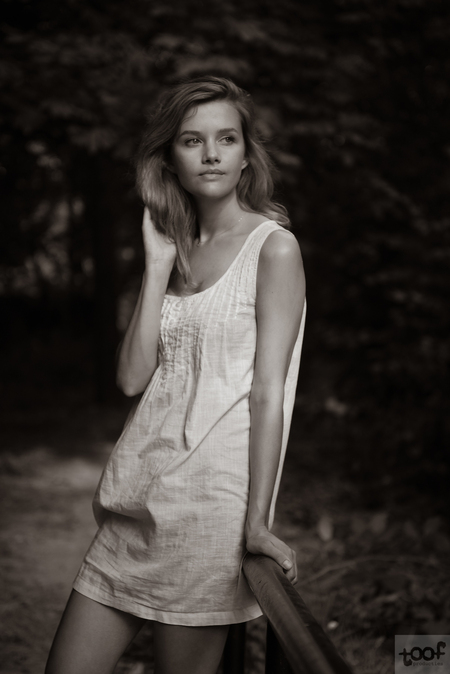 In a monotone forest part II - - - foto door toof op 19-10-2018 - deze foto bevat: vrouw, portret, bos, daglicht, nikon, beauty, zwartwit, emotie, blond, fotoshoot, d750