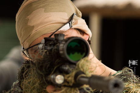 Airsoft sniper in actie