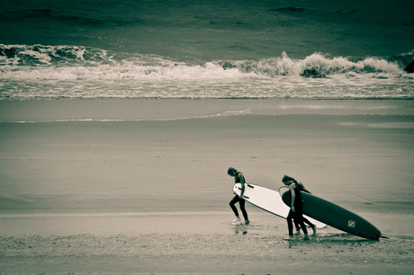 Surfers komen wel gewoon naar het strand