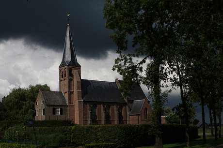 donkere wolken boven de kerk?