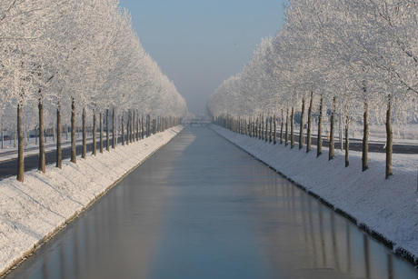 vaart met besneeuwde waterkant