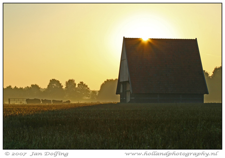 Schuur in tegenlicht