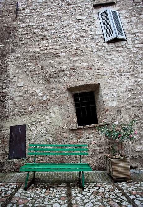 Groen bankje voor een 'scheef' huis - Umbrië Italië