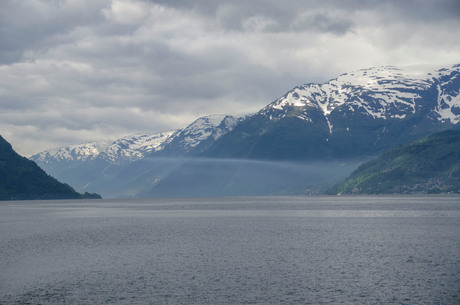 Hardangerfjord, mist in een stille ochtend.jpg