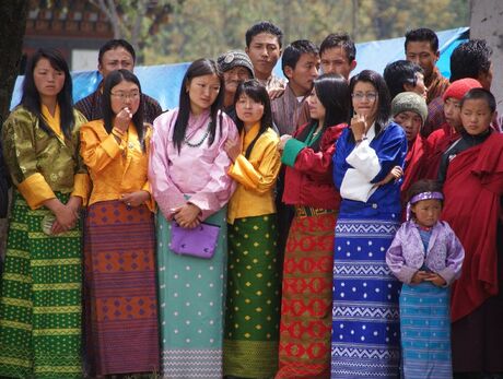 Kleurrijke bezoekers op Domkhar Tsechu in Bhutan