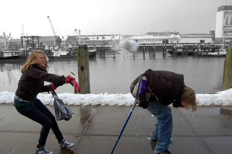 Sneeuwballen gevecht in de haven
