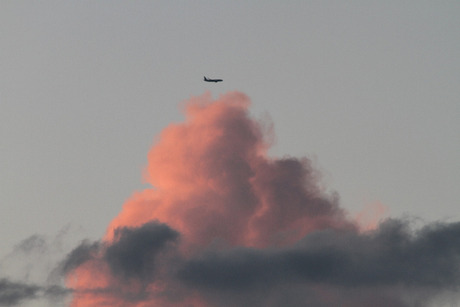 Vliegtuig in avondlicht