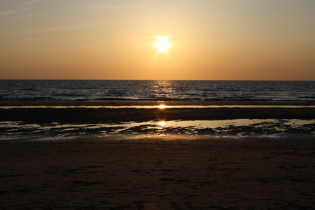 op het strand