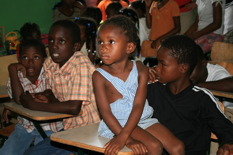 een schoolklas in een buitenwijk in de dominicaanse republiek