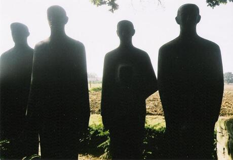 Monument soldaten tegen licht