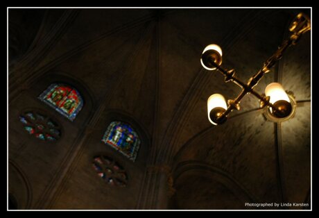 Binnen in een kerk in Parijs