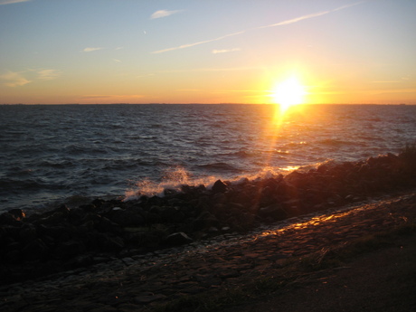 Opkomende zon boven het IJsselmeer