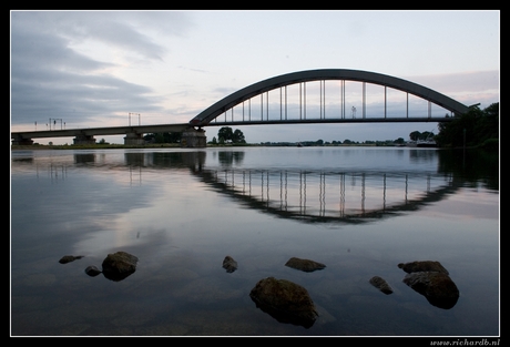 De lekbrug vanaf een krib