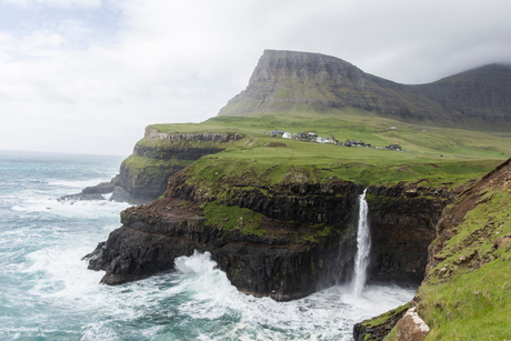 De mooiste waterval van de Faerøer eilanden; Múlafossur