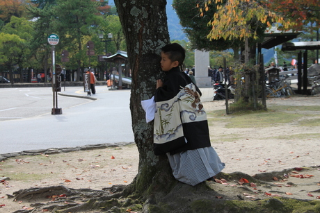 verstoppertje spelen in Japanse kimono