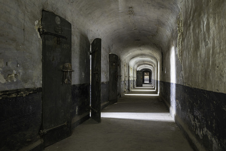 Gangpad in een verlaten gevangenis in Belgie