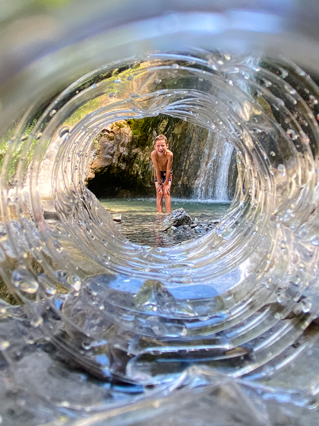 Doorkijkje naar mooie waterval in de Drome, Frankrijk