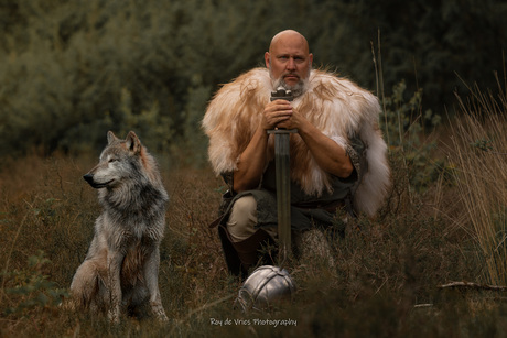 viking met zijn wolf