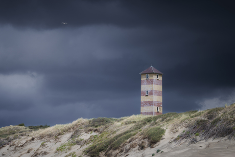 Vuurtoren Dishoek onder dramatische lucht