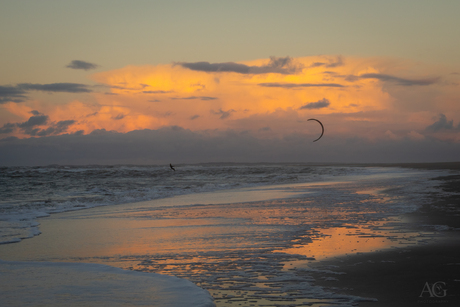 kitesurfen tussen de buien door 
