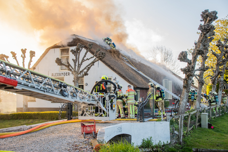 Brand woonboerderij met zonsondergang