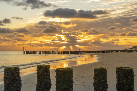 Gouden zonnestralen door de wolken