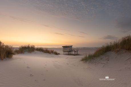 Surfclub op het strand van Nes – Zonsondergang tussen de duinen van Ameland