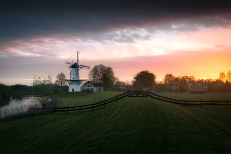 Zonsopkomst bij deze Hollandse molen