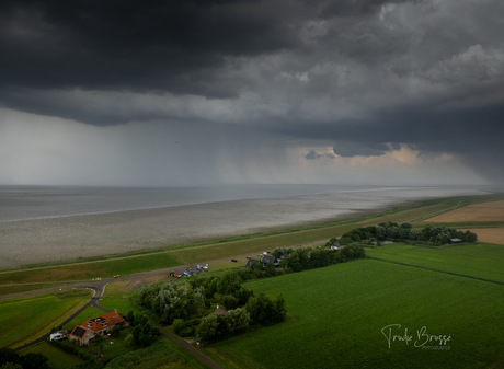 Flinke bui boven de wadden.. 