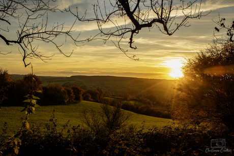 De laatste zonnestralen strelen het Zuid-Limburgse landschap