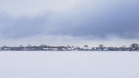 Sneeuwlucht boven het dorp