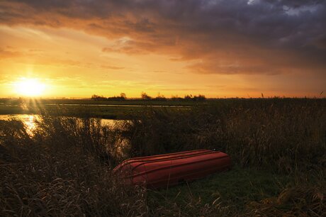 Boot bij zonsopkomst