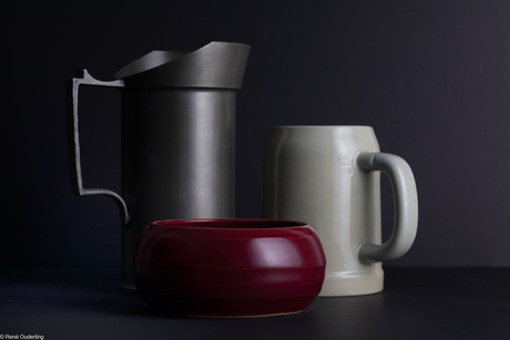 eenvoudig stilleven met  tin en keramiek