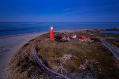 Vuurtoren tijdens blauwe uurtje.