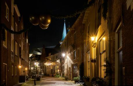 Avondfotografie in Deventer, straatje richting de Bergkerk