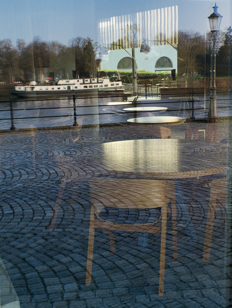 Reflectie in het raam van restaurant Beluga, Maastricht